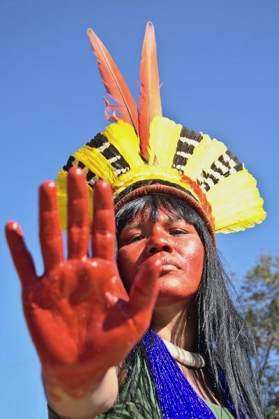Watatakalu Yawalapiti é capa do novo livro Povos Indígenas no Brasil