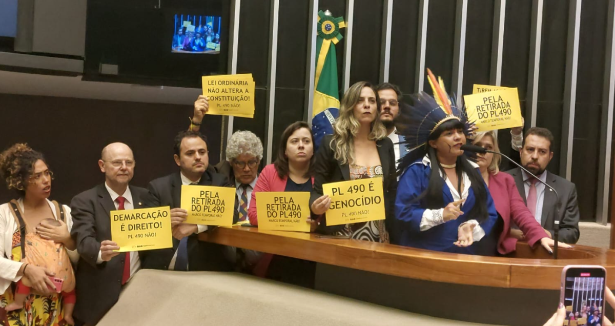 Bancada do PSOL e outros parlamentares apoiam Celia Xakriabá em discurso contra PL 490