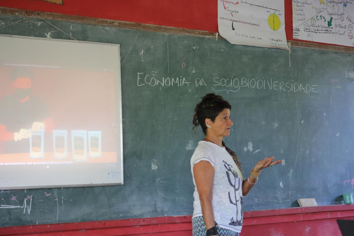 Nurit Bensusan, especialista em biodiversidade do ISA interpretando o conceito de economia da sociobidiversidade a partir dos conhecimentos dos estudantes do curso de Gestão Territorial, na Resex Rio Xingu