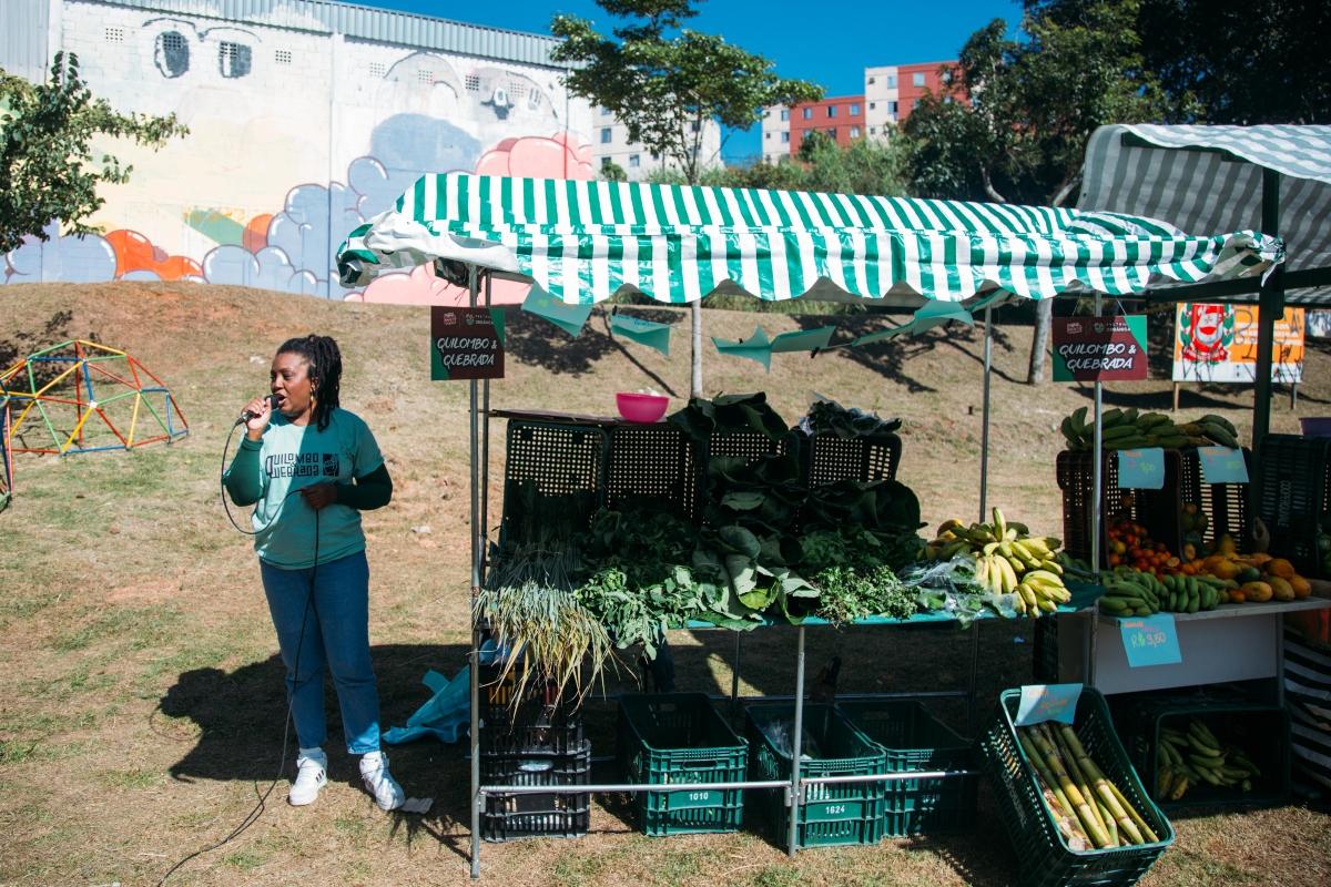 Priscila Novaes, from Kitanda das Minas, announces the variety of the fair Quilombo&Quebrada in Cidade Tiradentes
