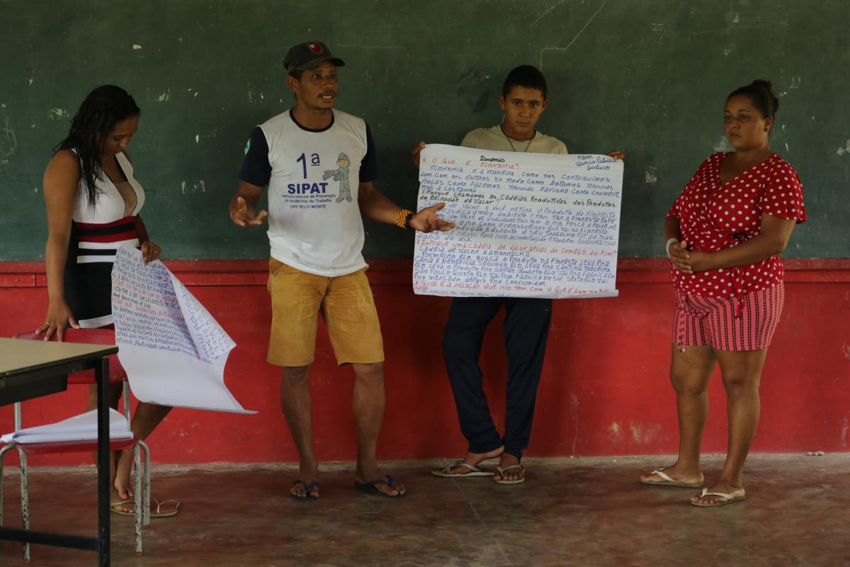 Jovens beiradeiros apresentando sua visão sobre economia durante o curso de Gestão Territorial