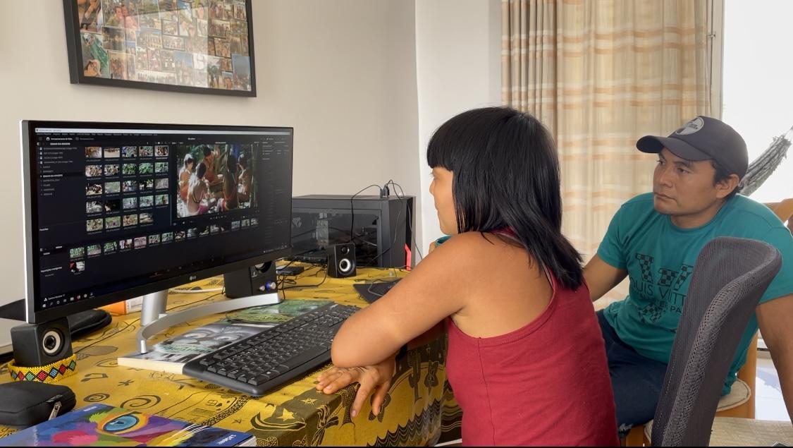 Aida Harika Yanomami e o xamã Edmar Tokorino Yanomami, trabalhando nas edições do filme "Uma Mulher Pensando"