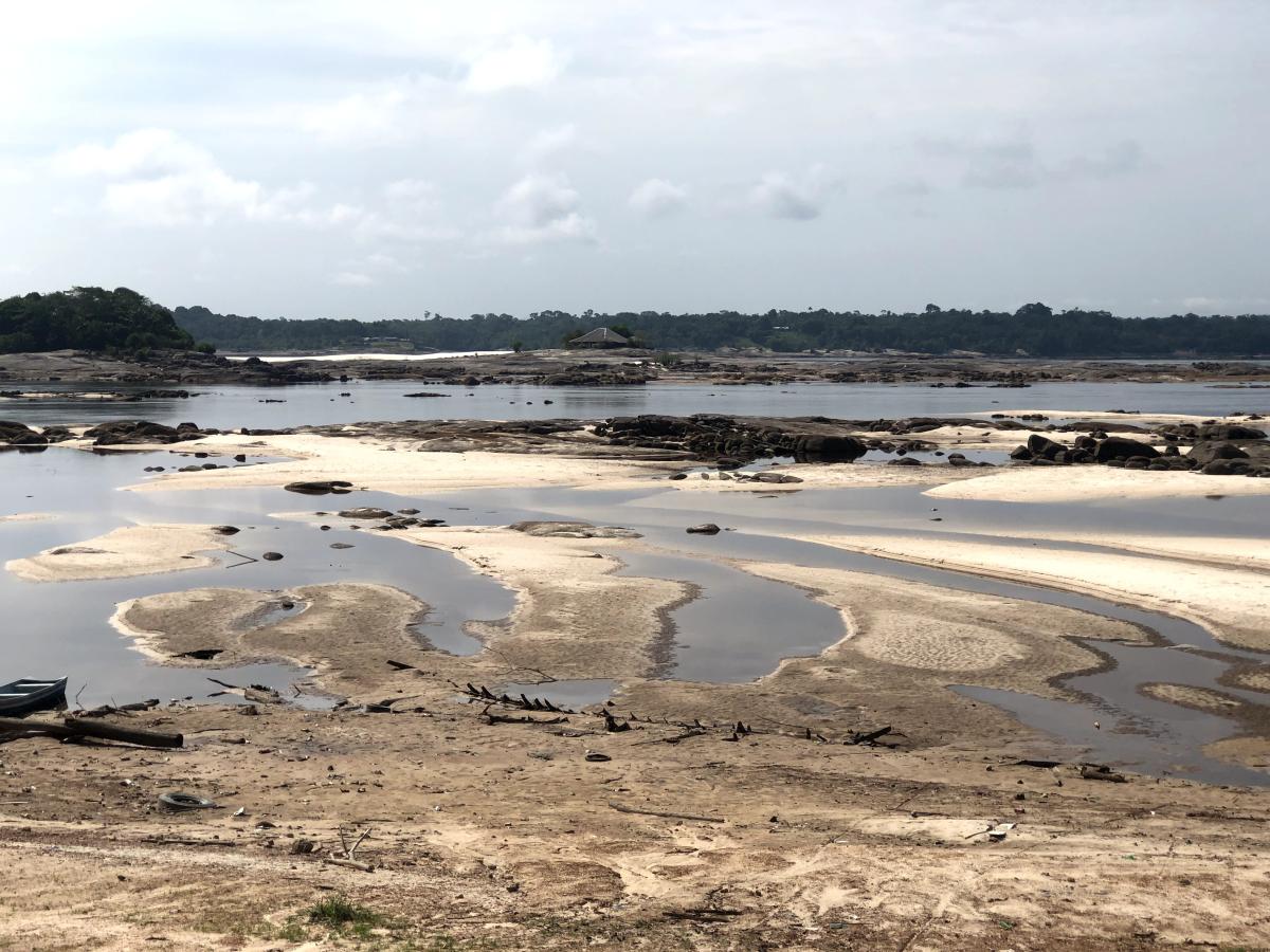 Access to Ilha da Juíza - one of the best-known islands in São Gabriel - via rocks is almost possible. This is one of the landmarks of the drought in the city.