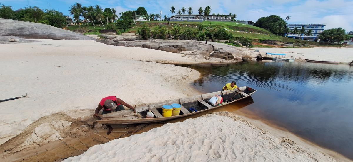 To leave São Gabriel along the main shore, you need to drag the boat on the sand