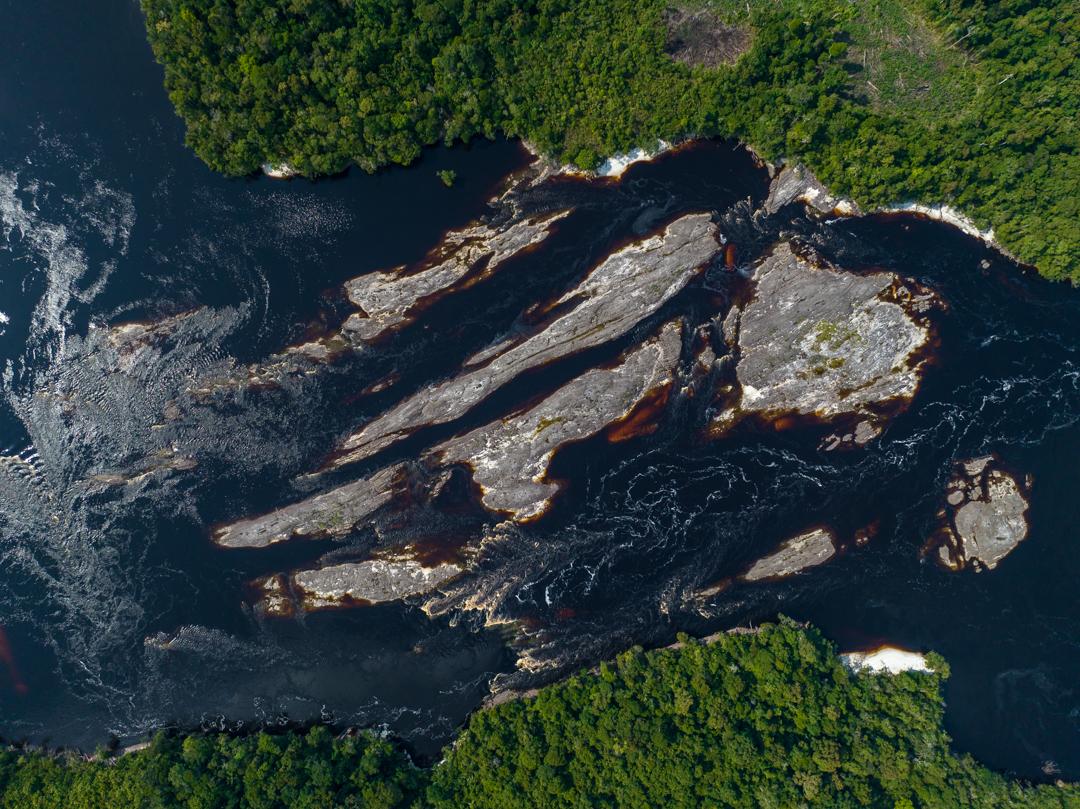 Trecho do Rio Negro, em São Gabriel da Cachoeira, no início de novembro. Com a seca, pedras que estavam submersas ficaram aparentes