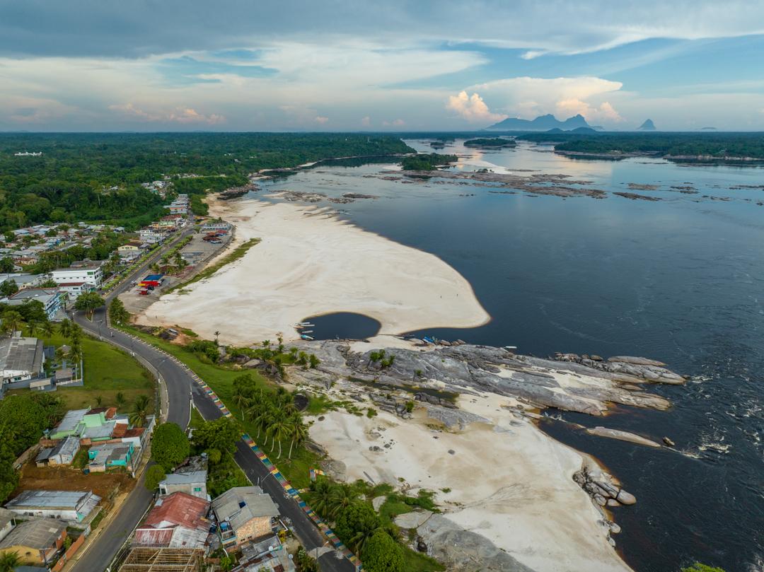 A praia de areia avança sobre o rio Negro