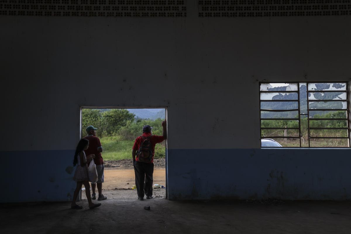 Um dos abrigos construídos no salão paroquial abandonado da antiga igreja católica localizada na Terra Indígena Laklãnõ. Os indígenas alegam que falta água encanada e sanitários adequados para permanecerem até a volta da normalidade