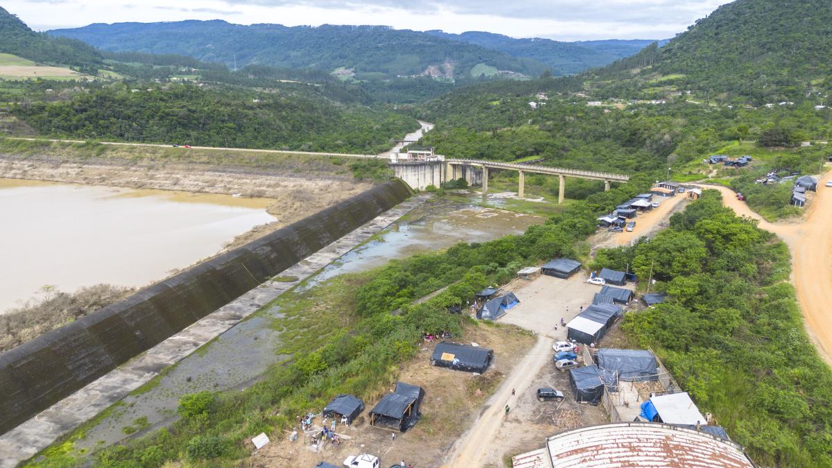 Assentamento construído às margens da barragem norte na Terra Indígena Laklãnõ. Os Xokleng estão em um processo de migração dentro da própria Terra Indígena