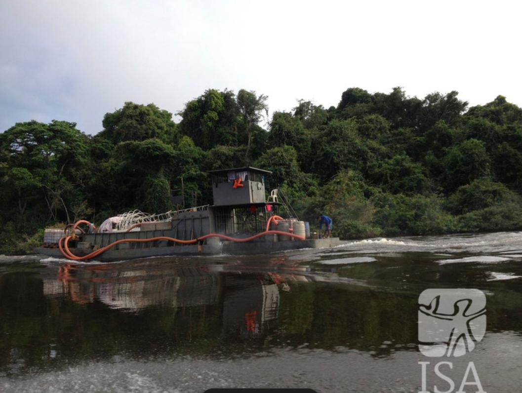 Balsa de garimpo no Rio Iriri, Resex Riozinho do Anfrísio, Pará, em registro de maio de 2014