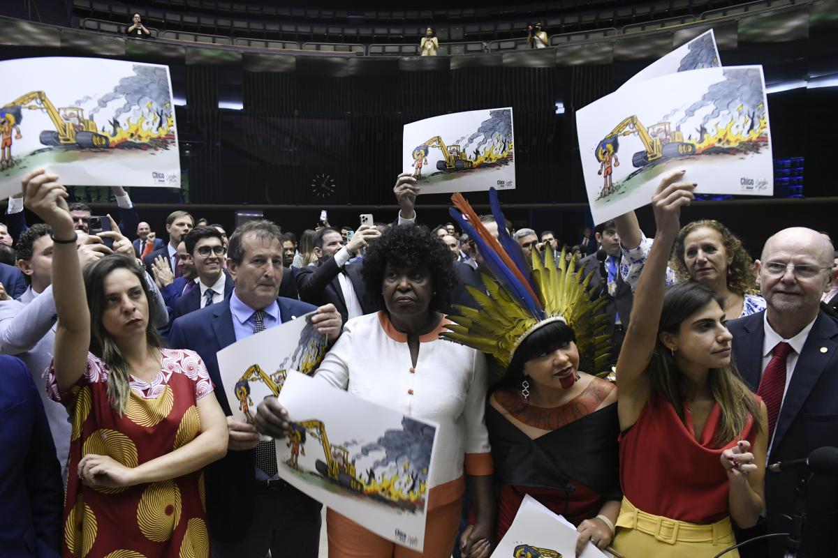 Parlamentares de esquerda protestam contra a derrubada do veto ao 'marco temporal' na sessão do Congresso | Jefferson Rudy | Agência Senado