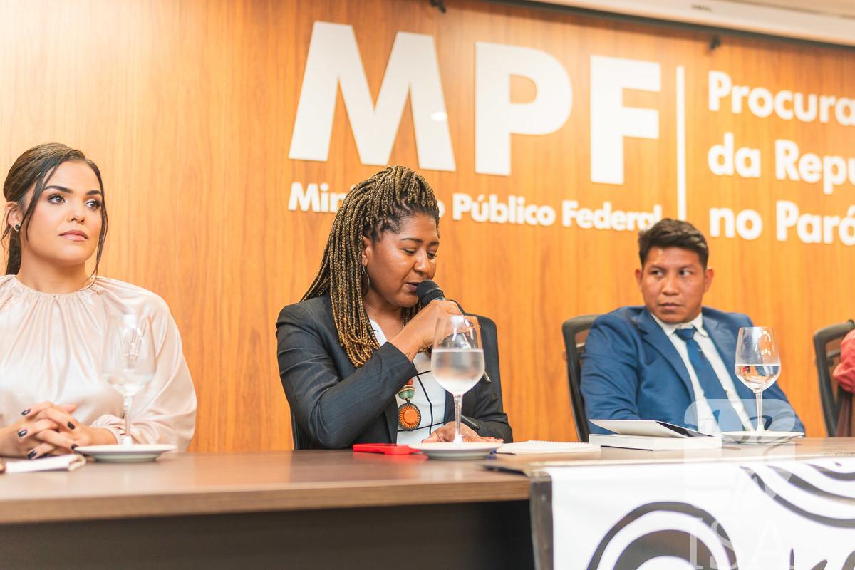 Da direita à esquerda: Juliana Maia, analista de políticas climáticas do ISA, Vercilene Dias, assessora jurídica da Conaq e Ewésh Yawalapiti Waurá, diretor da Atix