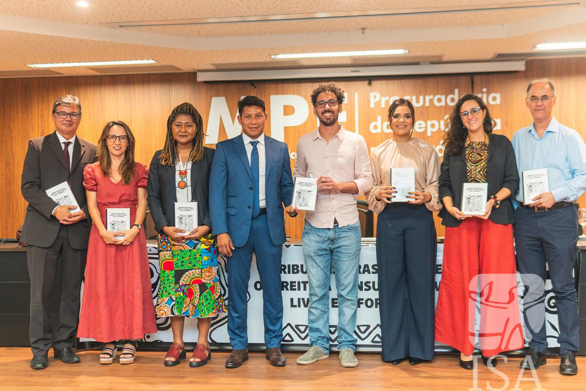 From left to right: Felício Pontes Júnior, MPF prosecutor, Biviany Rojas Garzon, from the ISA Climate Initiative, Vercilene Francisco Dias (green skirt), lawyer and master in agrarian law from UFG, Ewésh Yawalapiti Waurá, indigenous author, lawyer, legal consultant ATIX, master's student in human rights (UNB), Rodrigo Magalhães de Oliveira, from the MPF, Juliana Maia, climate policy analyst at ISA, and Liana Amin Lima, associate professor of human rights and international relations (FADIR PPGFDH UFGD)