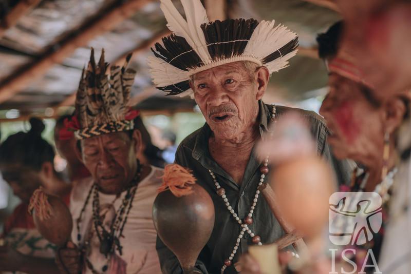 No centro, seu Tito Vilhalva, liderança da Terra Indígena Guyraroká (MS), do povo Guarani e Kaiowá, durante visita da Comissão Interamericana de Direitos Humanos (CIDH), em novembro de 2018