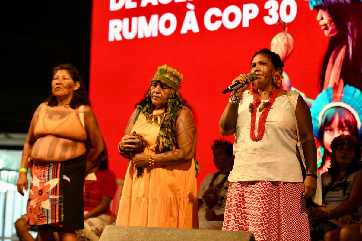 Arlete Krikatí, Cintia Guajajara and Marcilene Guajajara. The three are shamans, from Maranhão