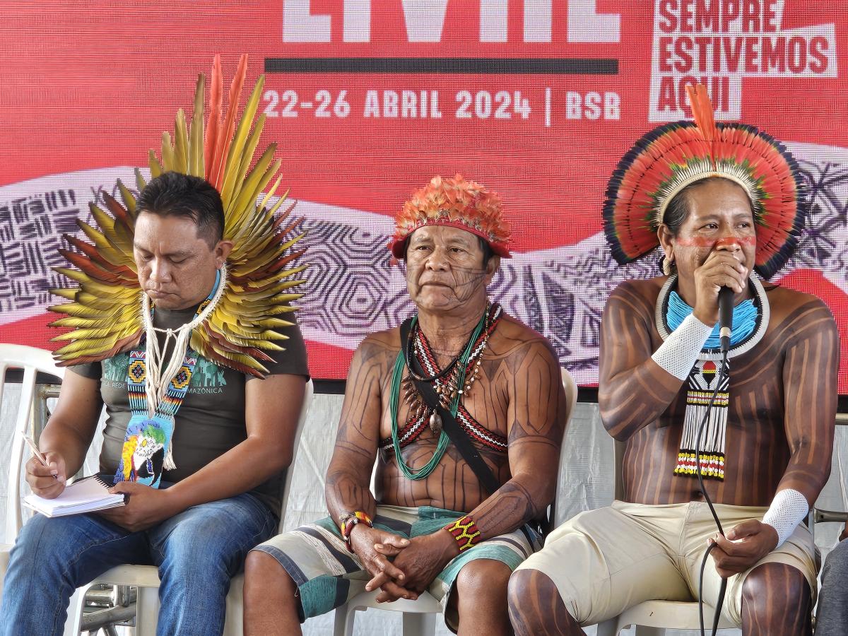 From left to right: Dario Kopenawa, Cacique Juarez Saw Munduruku and chief Bepdjo Mekragnotire, leaders of the indigenous peoples most affected by mining