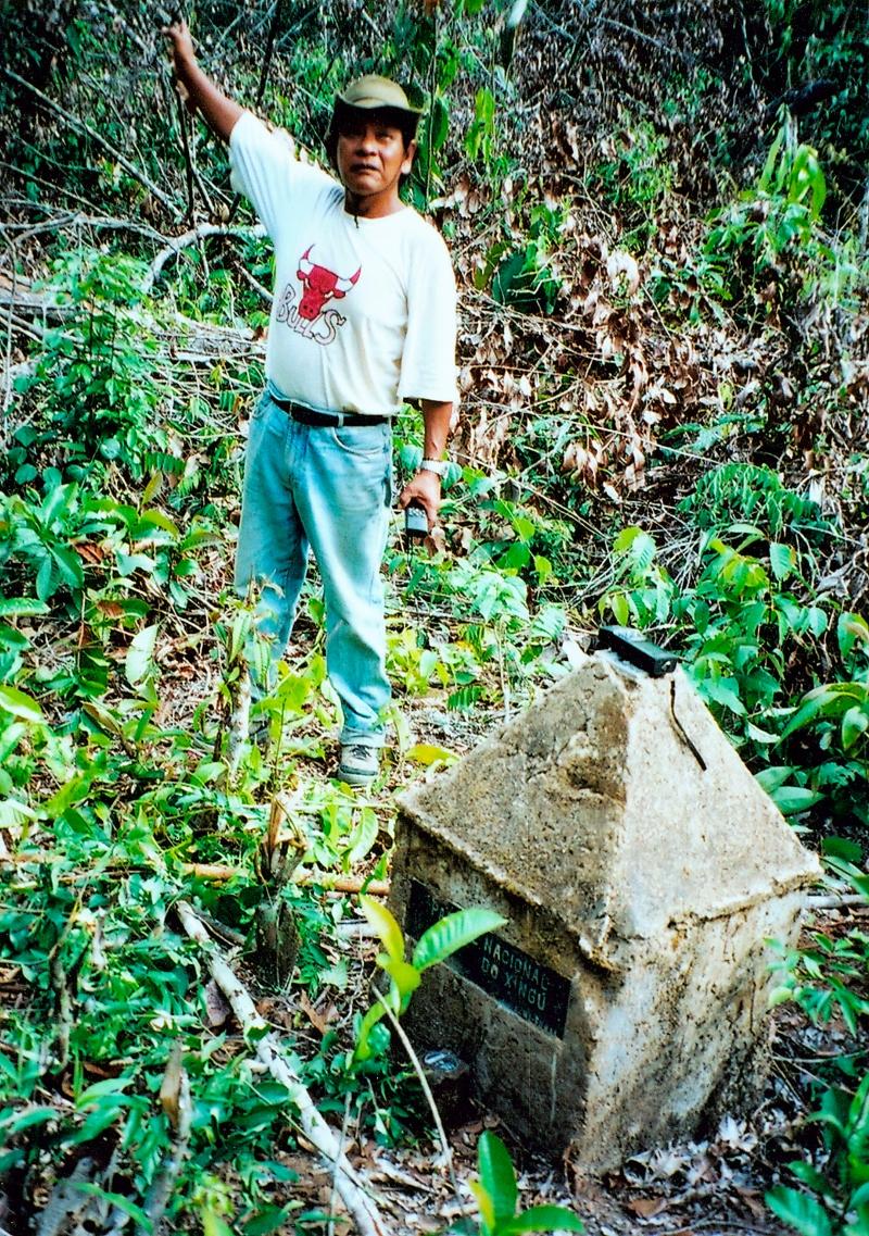 Mairawe Kaiabi in the Xingu Park, on the border with the Santa Maria farm, in June 2004. Photo taken in the context of the Fronteiras Project, carried out by SOS Xingu, and the Wawi Expedition to Rio Preto. Source: Rosely Alvim Sanches/ISA