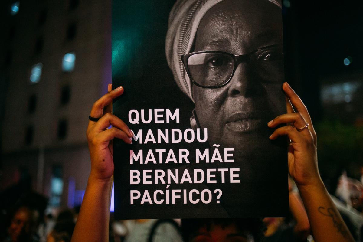 Manifestantes pedem justiça por Bernadete Pacífico, liderança assassinada em agosto de 2023 no quilombo Pitanga dos Palmares|