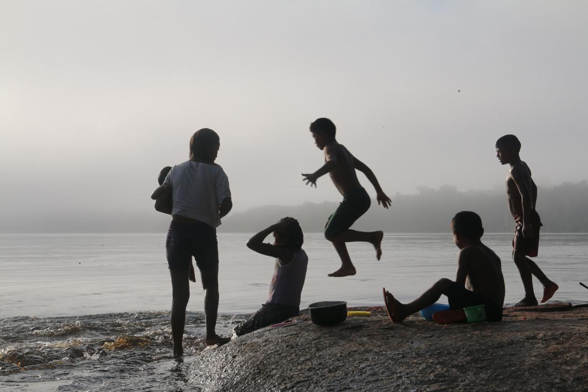 Crianças brincando no rio, na Terra Indígena Cué-Cué Marabitanas (AM)|Juliana Radler/ISA