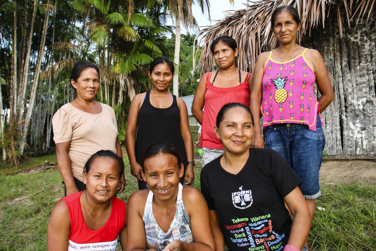 Elizângela Baré (em baixo, à direita) e demais integrantes da diretoria da Associação de Mulheres Indígenas do Alto Rio Negro (AMIARN), em São Gabriel Mirim|Juliana Radler/ISA/2017