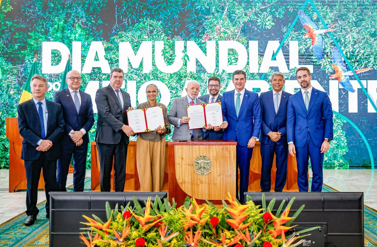 O presidente Lula e a ministra do Meio Ambiente, Marina Silva, junto com governadores na cerimônia do Dia do Meio Ambiente | Ricardo Stuckert / PR