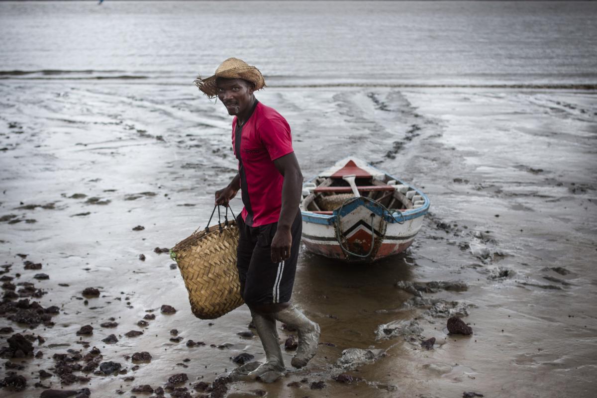 Pescador na comunidade de Iguaiba, território quilombola de Alcântara | Ana Mendes / Imagens Humanas