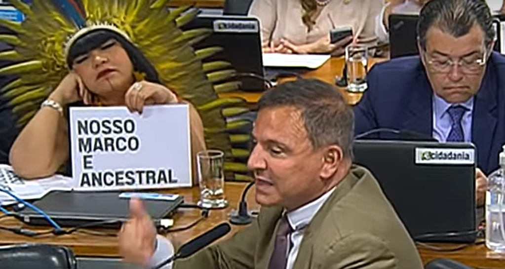 A deputada federal Célia Xakriabá (PSOL-MG) protesta na sessão da CCJ, durante fala do senador Maurício Bittar (União-AC) | Reprodução TV Senado