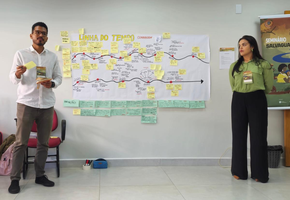 Analistas de políticas climáticas do ISA, Ciro Brito e Juliana Maia, apresentam linha do tempo da participação do ISA nos debates sobre REDD+