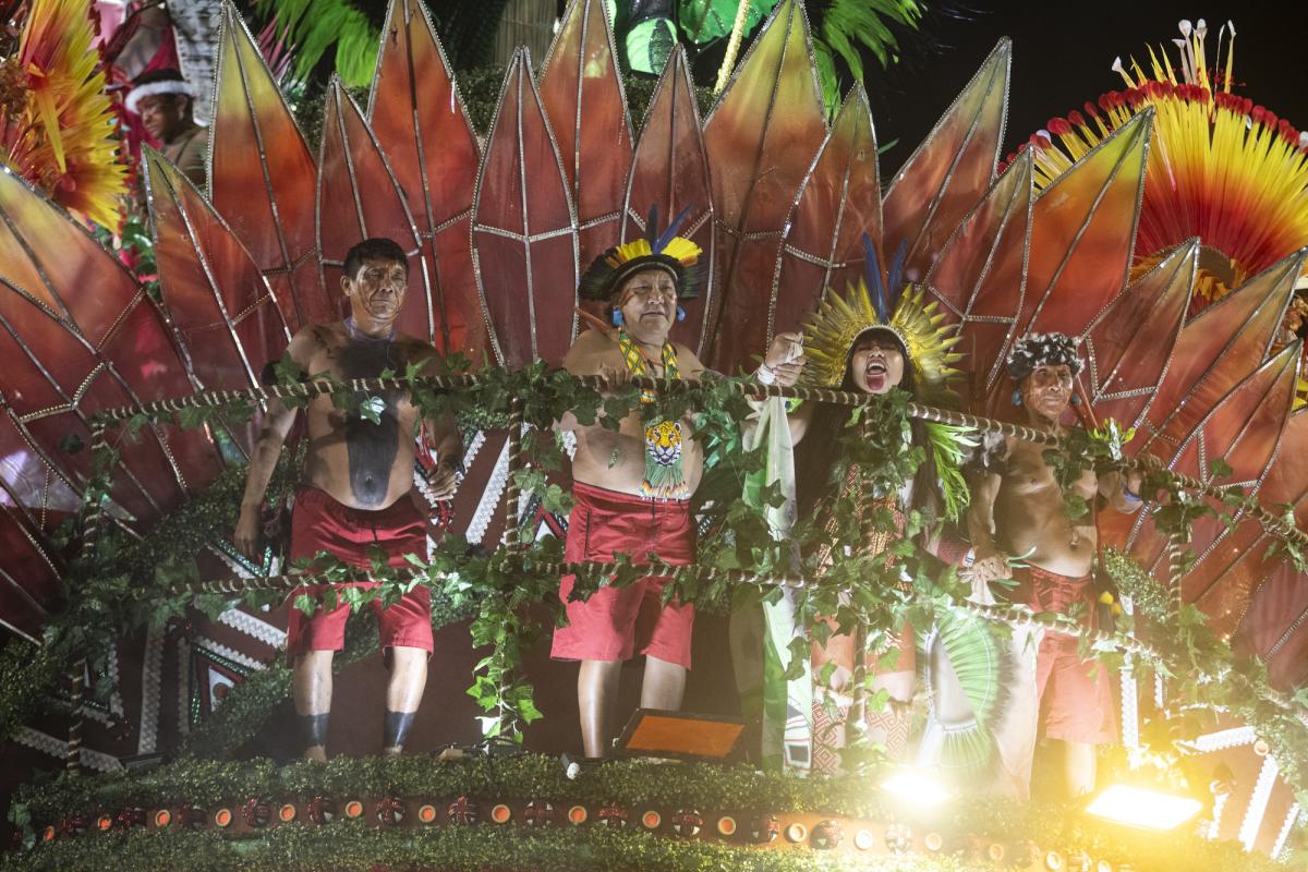 Da esquerda para a direita: a liderança Pedrinho Yanomami, o xamã e liderança Davi Kopenawa, a deputada federal Célia Xakriabá e o xamã Manoel Yanomami, durante o cortejo da escola de samba Salgueiro no desfile das Campeãs