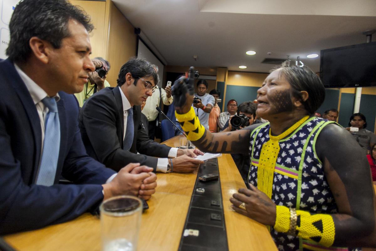 Tuíre Kayapó. Povos indígenas Kayapó, Bororo, Xoko, Tapeba, Tuxa, Guajajara, Paresi, Karaja, Yanomamy, Xavante, Kayapo, reuníram-se na SESAI, no Ministério da Saúde, em Brasília, para debater sobre o atual modelo de gestão de contratação da força de trabalho para a área de saúde indígenas