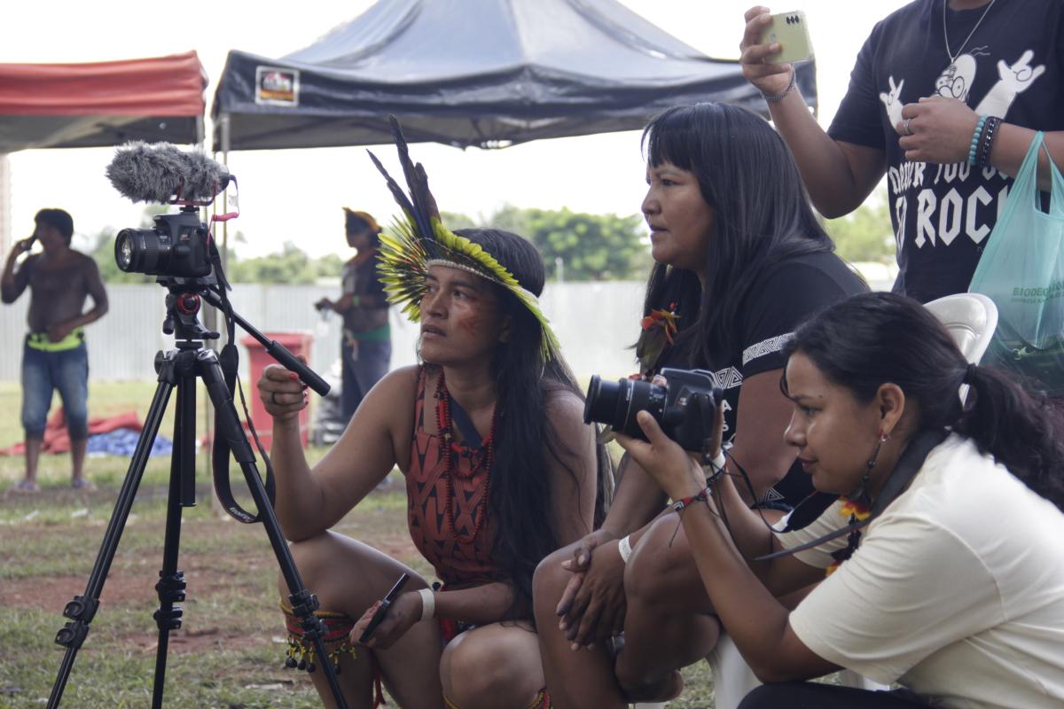 Da esquerda para a direita, Vanuzia Pataxó, Francy Baniwa e Kerexu Martim durante as filmagens de “Nosso modo de lutar”, no 20º ATL 