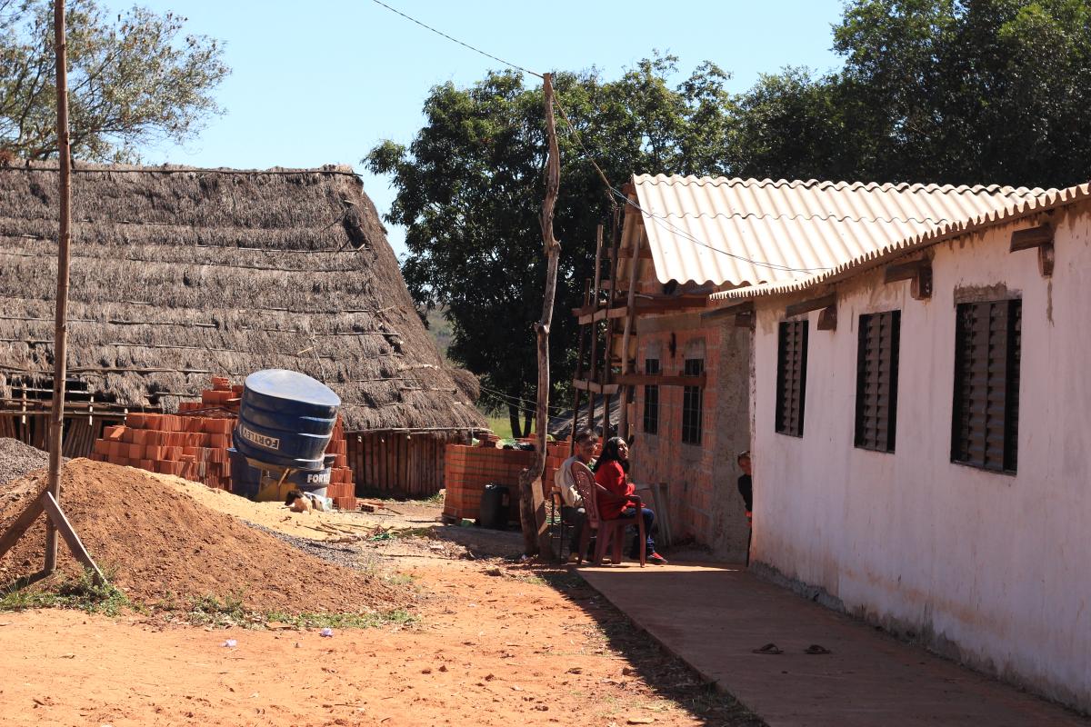 casa de reza e a escola erguidas pelo casal de rezadores na aldeia Jaguapiru, na Reserva Indígena de Dourados