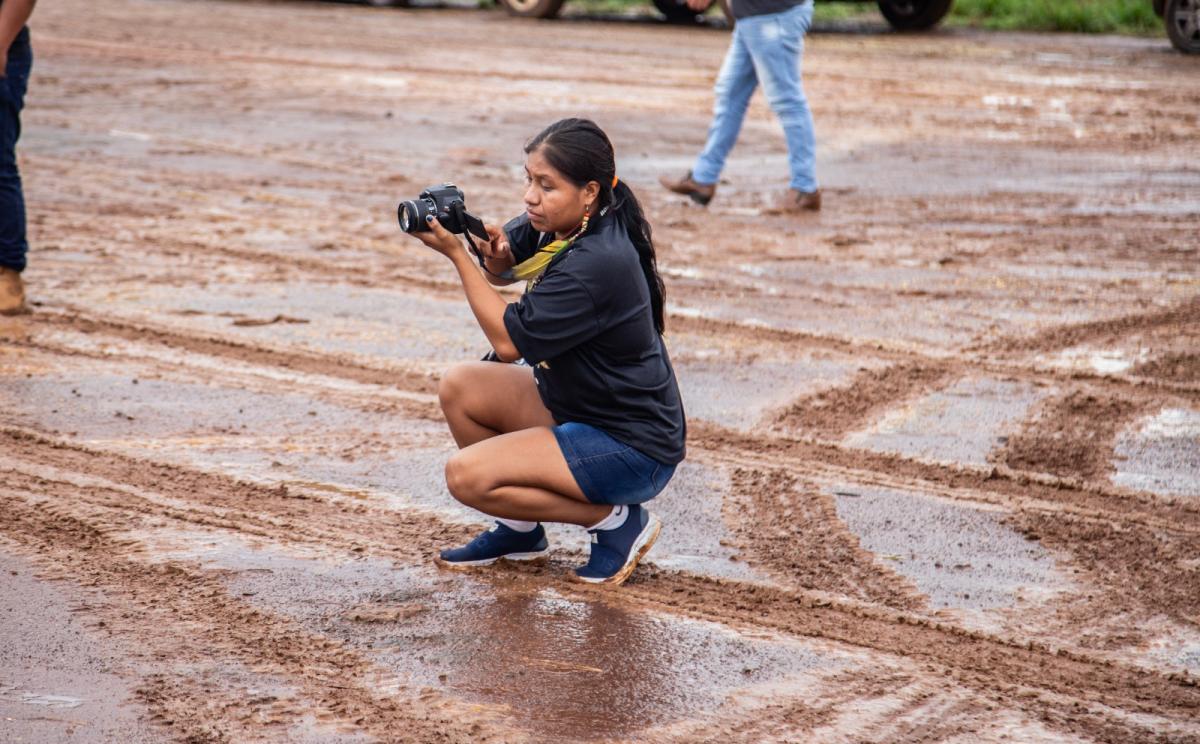 Michele Concianza durante as gravações do documentário “Relatos de uma guerra”; formada pela Escola de Cinema Darcy Ribeiro e integrante da Rede Katahirine, Michele atualmente estudana Faculdade Intercultural Indígena da UFGD