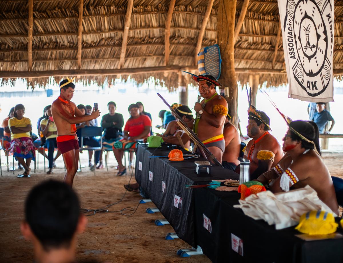 Khumtá Suyá, da AIK Produções, registrando o cacique Hwandywymbatxi Suyá na abertura do encontro geral dos Comunicadores da Rede Xingu+