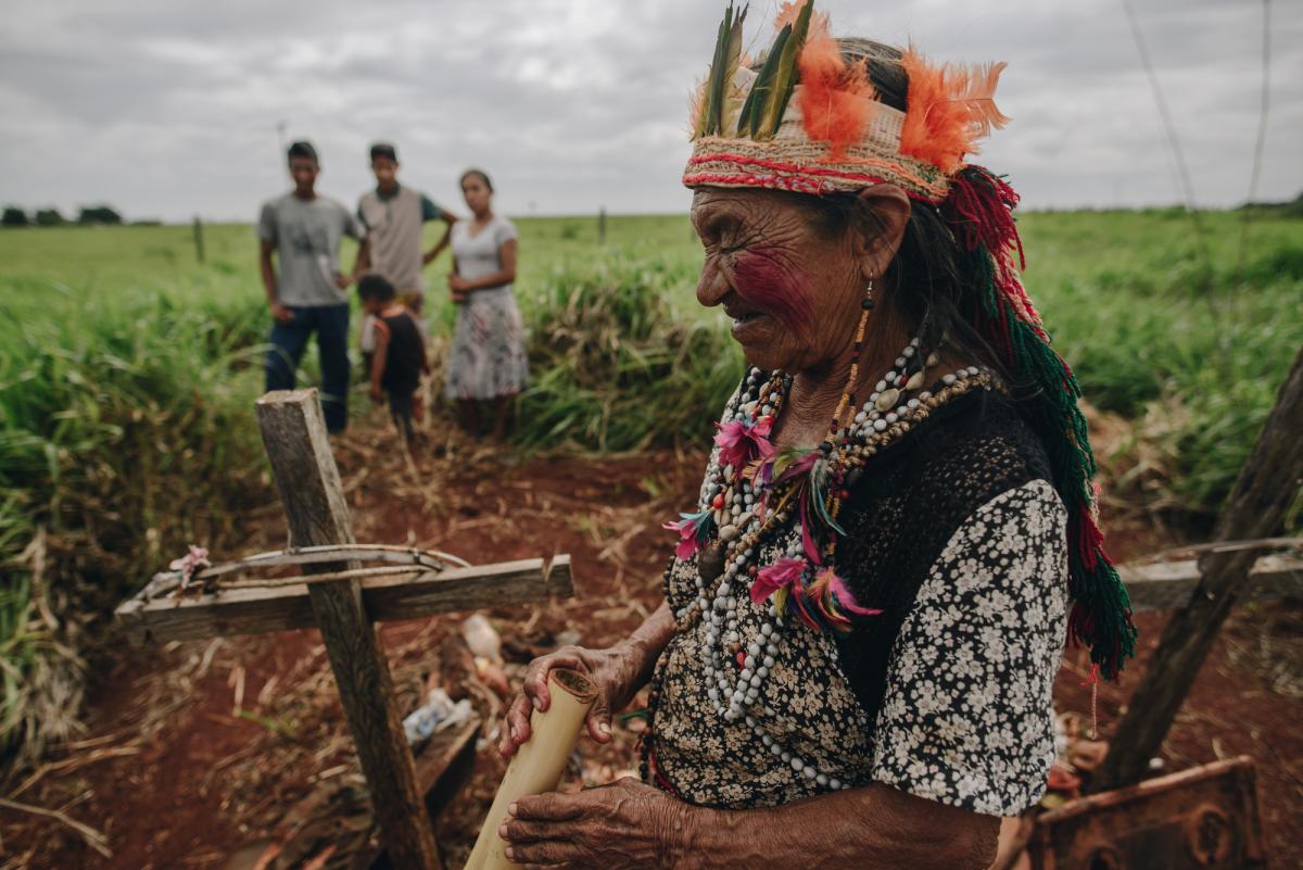 A indígena Guarani Kaiowá dona Miguela, na Terra Indígena Guyraroká (MS), na visita da Comissão Interamericana de Direitos Humanos (CIDH), em 2018 | Christian Braga / Farpa / CIDH