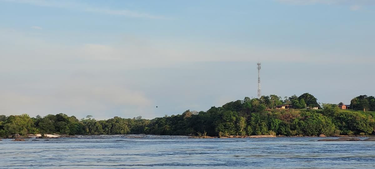 Rio Uaupés em Iauaretê com vista para a torre de telefonia móvel já em território colombiano 