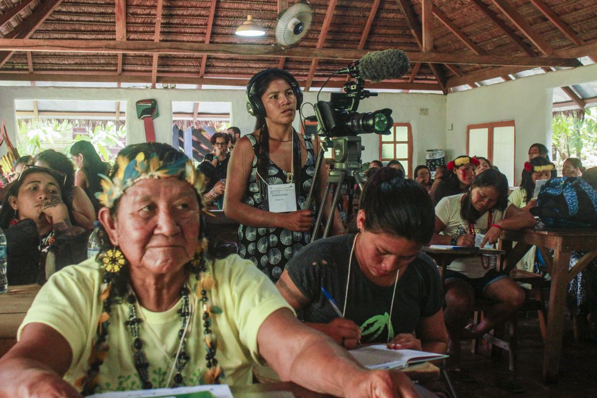 Kujaesage Kaiabi registra encontro de mulheres indígenas de 25 diferentes povos habitantes Amazônia brasileira e peruana