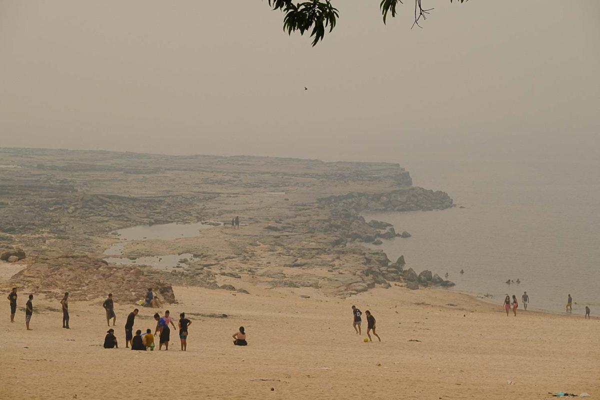 População no entorno do Rio Negro durante período de estiagem