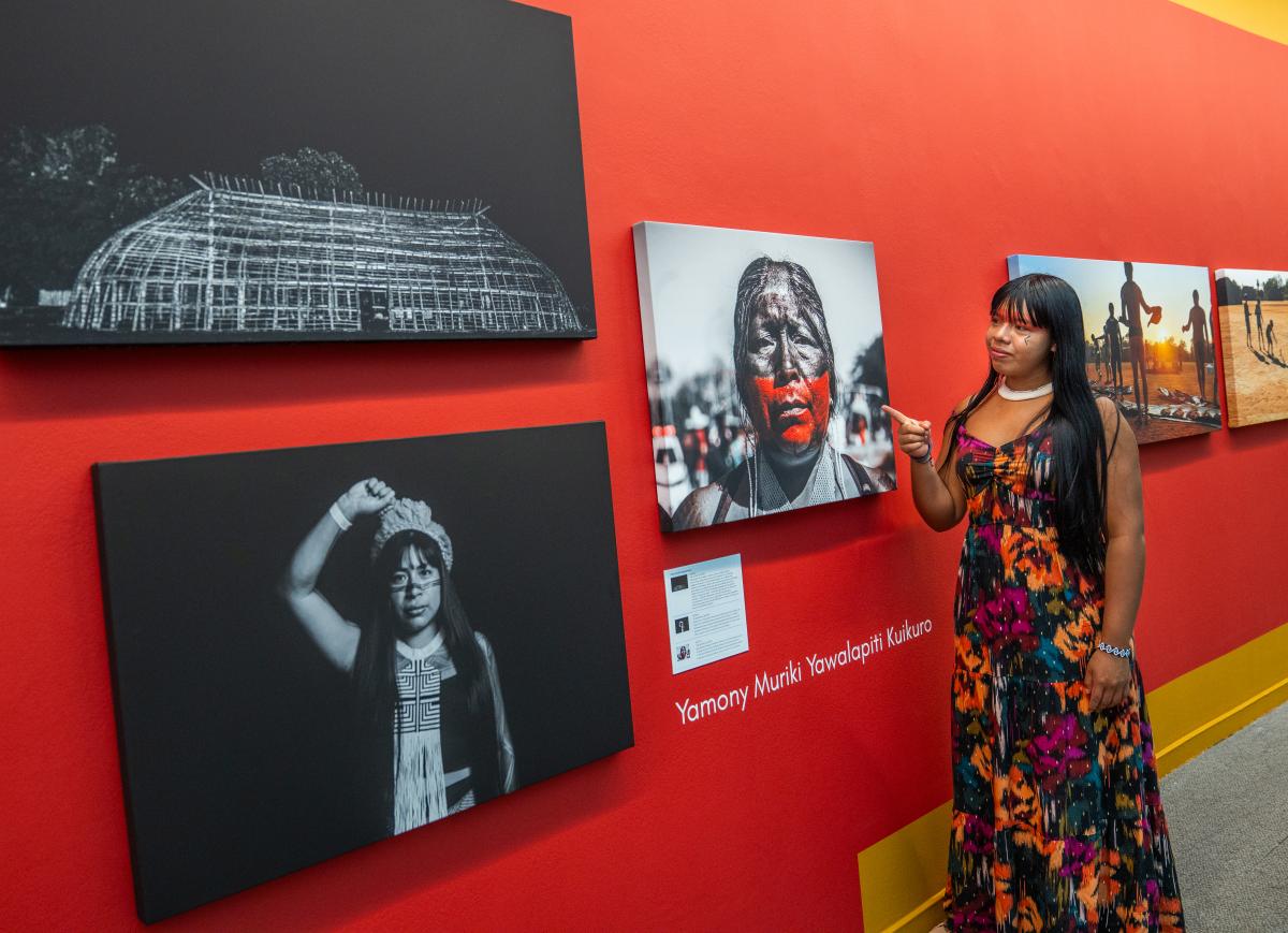 A Comunicadora Yamony Yawalapiti apresenta sua fotografia