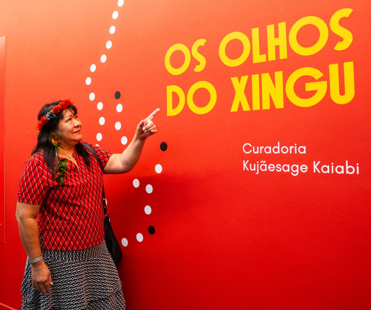 A presidenta da FUNAI, Joenia Wapichana, aparece em foto na frente do título da exposição