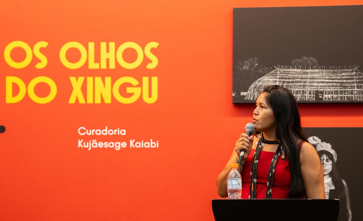 A curadora da exposição “Os Olhos do Xingu”, Kujãesage Kaiabi durante a cerimônia de abertura. 