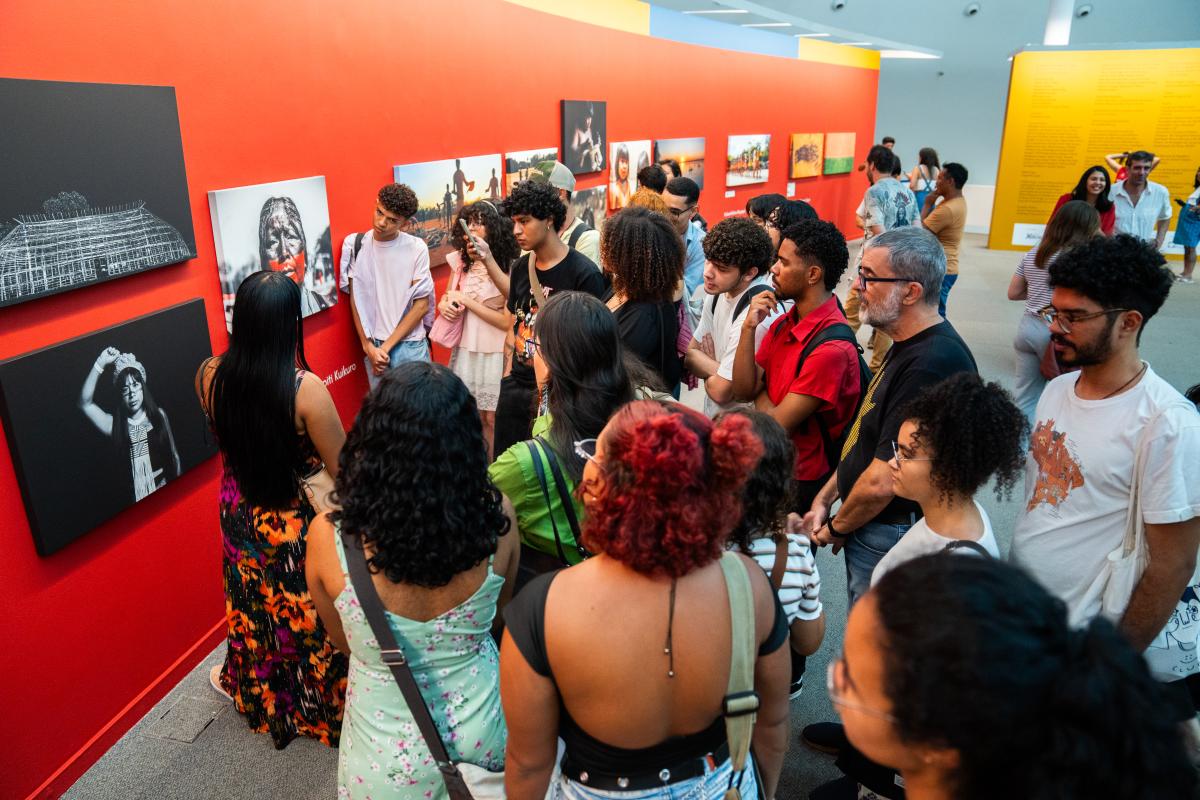 Graduandos do Departamento de Antropologia da UnB, aparecem em volta dos Comunicadores Xinguanos durante a abertura da exposição