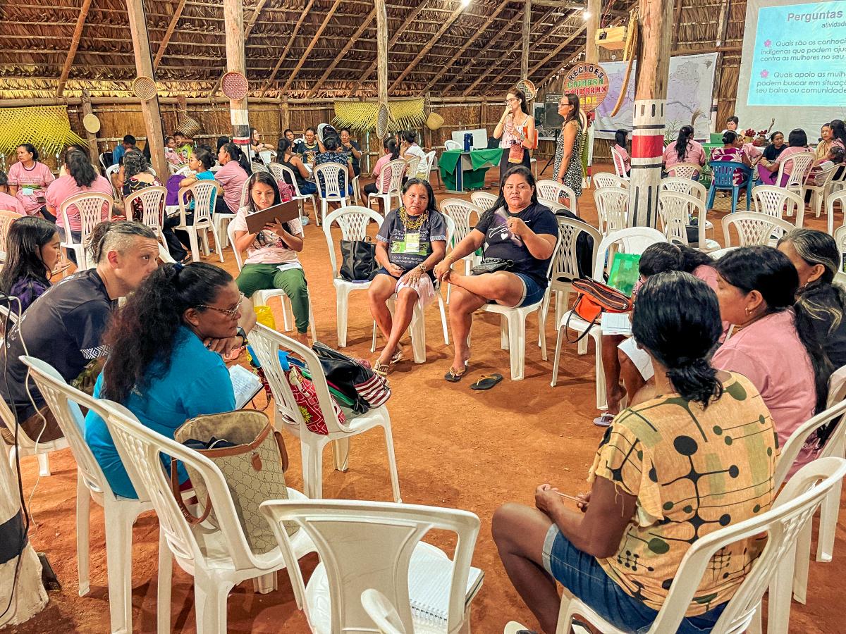 Mulheres aparecem sentadas em rodas de discussão na Casa do Saber da Foirn