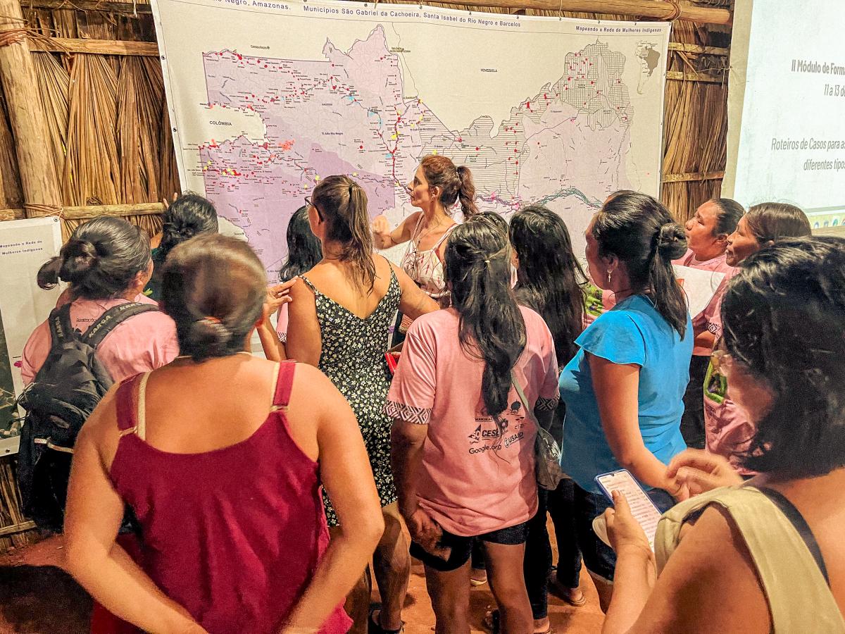 IMG_1042 - mulheres analisam mapeamento das associações e comunidades de origem na região do rio negro