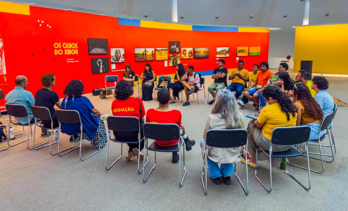 Comunicadores da Rede Xingu+ em reunião com o setor educativo do museu