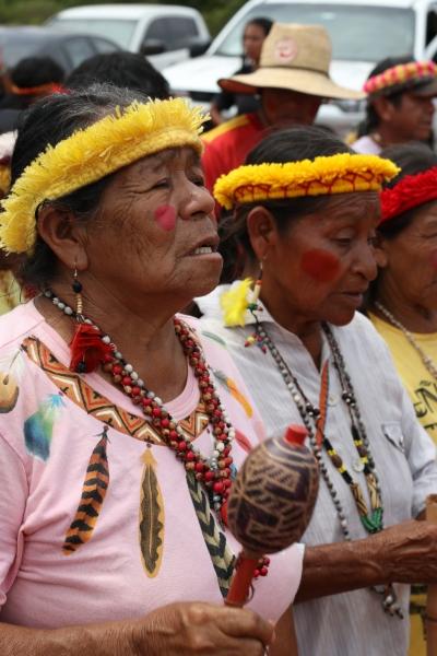 Mulheres guarani kaiowá cantam e rezam para recepcionar a ministra Sonia Guajajara e a comitiva do Ministério dos Povos Indígenas (MPI)