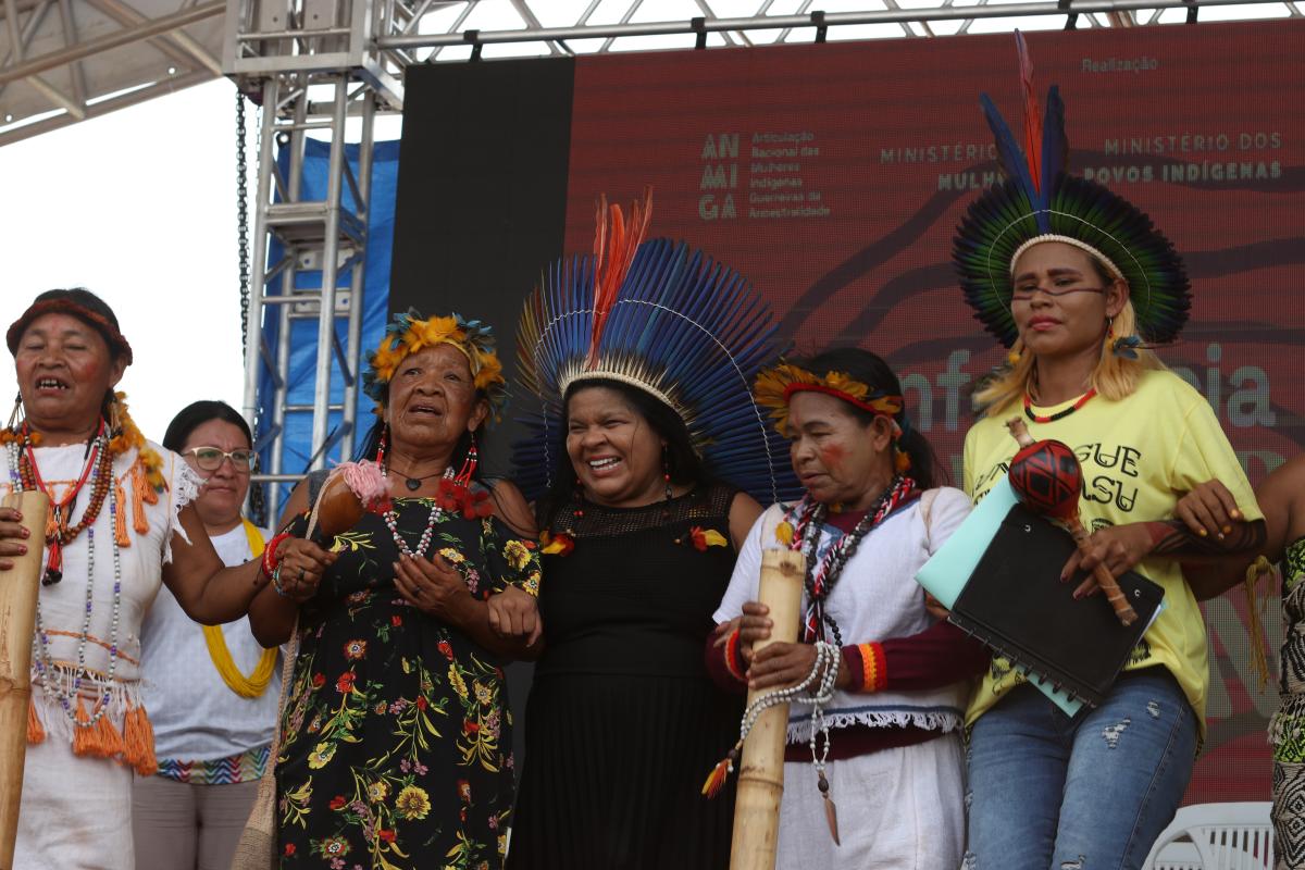 Ao centro, a ministra Sonia Guajajara dança junto às lideranças e rezadoras Roseli Concianza, Leila Rocha, Fausta Kaiowá e Rosana Kaiowa na TI Aldeia Limão Verde, em Amambai (MS)