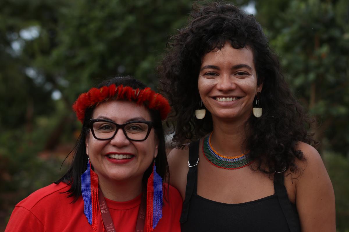 Jozileia Kaingang, diretora-executiva da Anmiga, e Luma Prado, pesquisadora do ISA, responsáveis pela organização do Mapa das Organizações das Mulheres Indígenas no Brasil 2024 posam para foto sorrindo