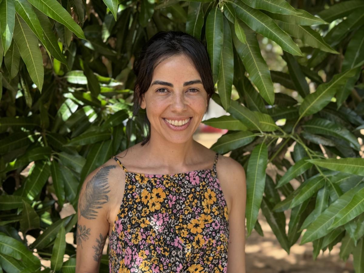 A professora-adjunta da UFMG também esteve presente na oficina e no XV Encontro de Mulheres Yanomami. Ela posa sorrindo para a foto