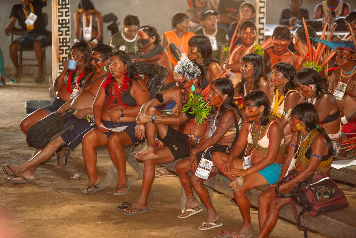 Indígenas Yanomamis de diversas idades aparecem sentados durante o V Fórum que reuniu lideranças de todas as regiões