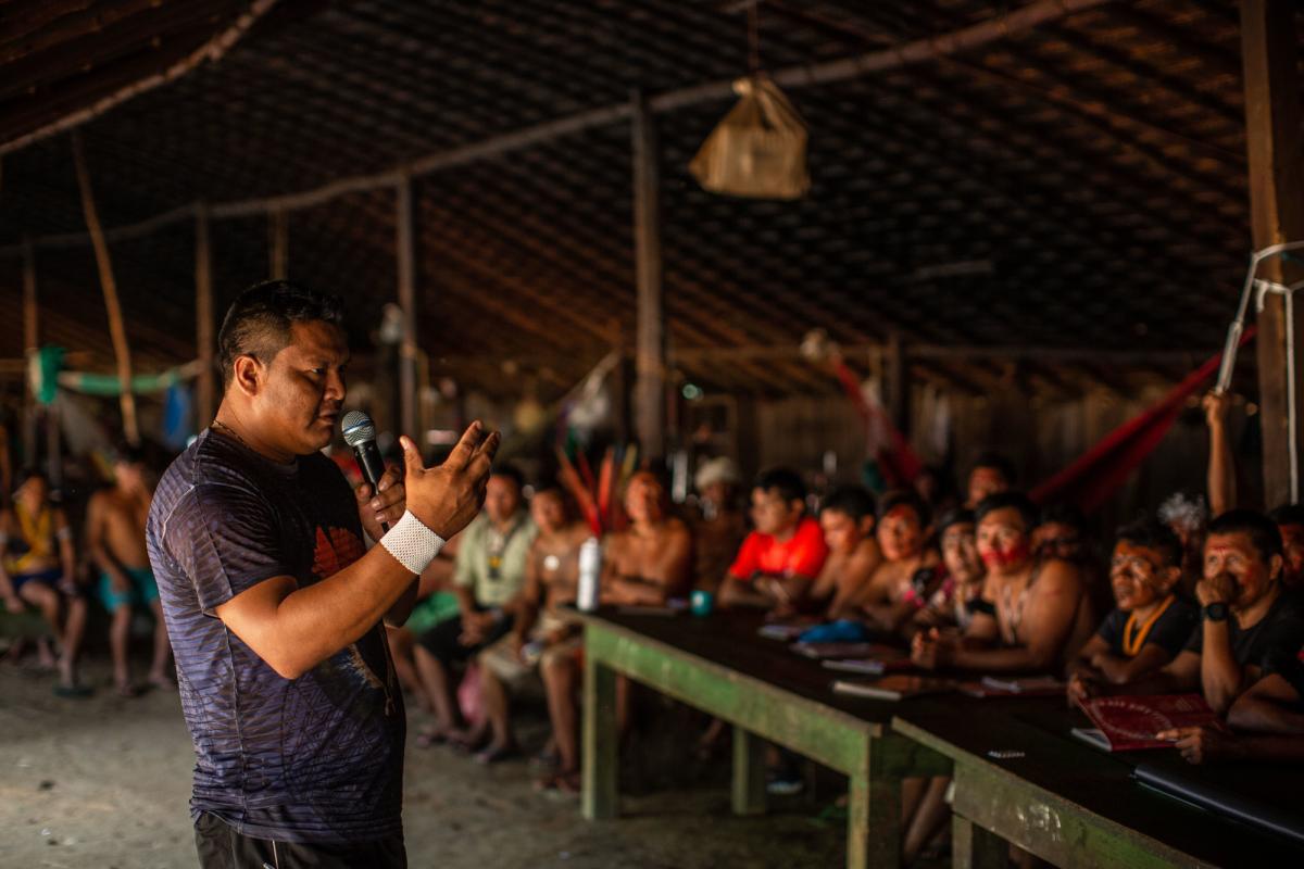 Mauricio Ye'kuana discursa no encontro de Lideranças Yanomami e Ye'kuana, onde os indígenas se manifestaram contra o garimpo em suas terras